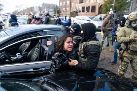 صدمة عائلة بعد أن تحولت رحلة علاجية إلى احتجاز غير متوقع يفتح تساؤلات حول إنسانية إجراءات الهجرة وحدود الأمان في السفر للعلاج