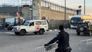 زيارات غير معلنة بين المستوطنين والأسرى الفلسطينيين تثير تساؤلات حول دوافعها الحقيقية وسط مخاوف من انعكاساتها على التوتر داخل السجون والمجتمع