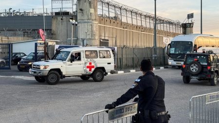 زيارات غير معلنة بين المستوطنين والأسرى الفلسطينيين تثير تساؤلات حول دوافعها الحقيقية وسط مخاوف من انعكاساتها على التوتر داخل السجون والمجتمع