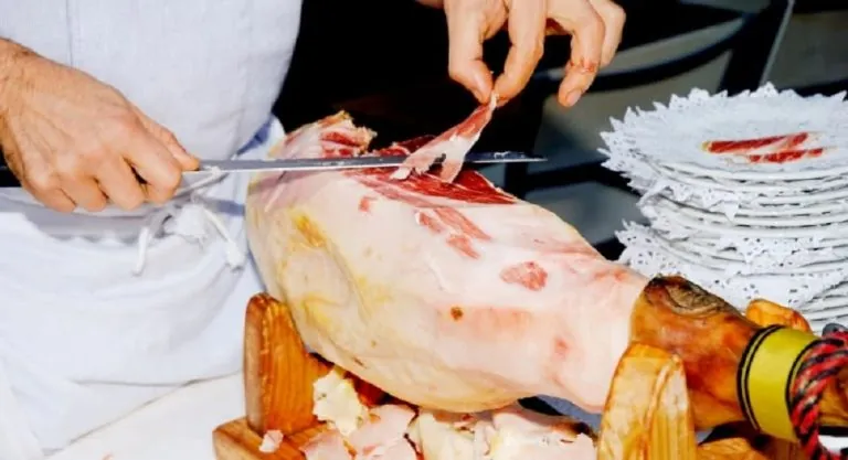 خلف البوابات الفاخرة تتكشف حكايات عن عزلة المليارديرات وطقوسهم الغامضة من عيون الخدم الذين يرون الوجه الآخر لحياة تبدو كاملة من الخارج