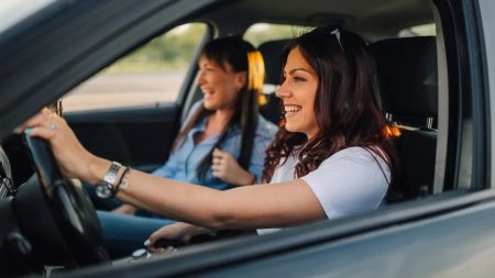 دقائق في الطريق قد تحمل خطرا خفيا حين يشغل الحديث السائق عن انتباهه فتتبدل سرعته وإيقاع قيادته في لحظات قد تكون حاسمة للأمان