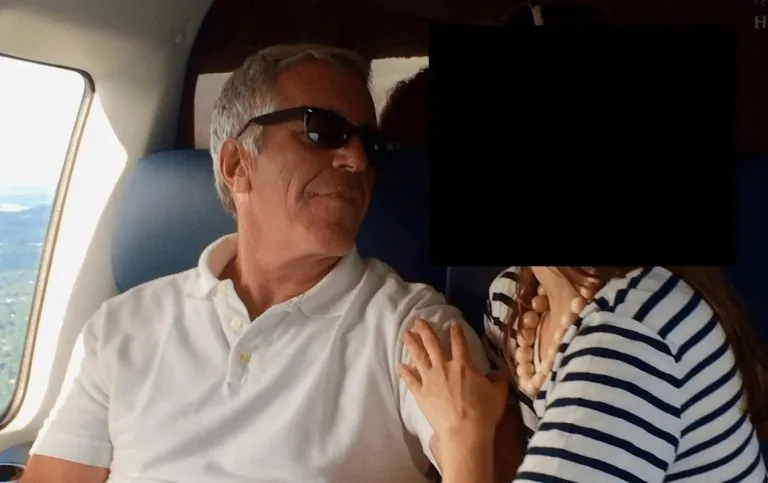 رسائل جديدة تفتح ملفات غامضة حول علاقات جيفري إبستين بفتيات قاصرات وتعيد تسليط الضوء على شبكة النفوذ والصمت التي أحاطت بفضيحته