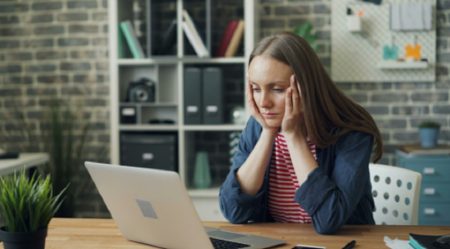 إرهاق غير مبرر وتقلب المزاج وصعوبة النوم قد تكون رسائل من جسدك تطلب التوقف قبل أن يتحول التعب إلى إنذار صحي يصعب تجاهله