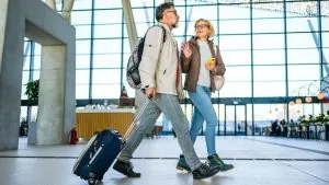 مسافرون يجدون ميزانياتهم تتناقص بسبب نفقات خفية في المطارات والفنادق وخيارات الدفع الرقمي ما يثير تساؤلات حول وعيهم المالي أثناء الرحلات