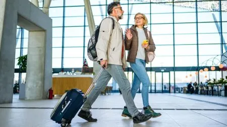 مسافرون يجدون ميزانياتهم تتناقص بسبب نفقات خفية في المطارات والفنادق وخيارات الدفع الرقمي ما يثير تساؤلات حول وعيهم المالي أثناء الرحلات