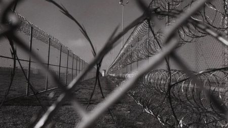 قد تواجه السجن لـ 120 عاماً! عقوبة تاريخية تنتظر امرأة بتهمة استغلال طفل في تصوير فيديوهات “جنسية” غضب واسع وانتقادات حادة بعد تداول مقاطع مؤلمة لطفل يواجه الخطر وسط تساؤلات عن دور المسؤولين وتأثير الحادث على ثقة الناس بما يشاهدونه عبر الإنترنت