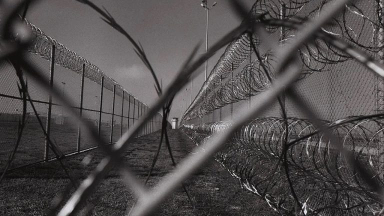 غضب واسع وانتقادات حادة بعد تداول مقاطع مؤلمة لطفل يواجه الخطر وسط تساؤلات عن دور المسؤولين وتأثير الحادث على ثقة الناس بما يشاهدونه عبر الإنترنت