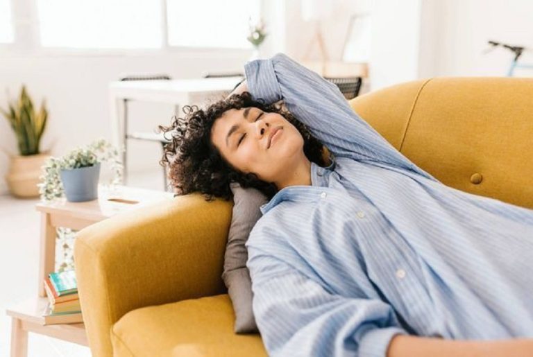 باحثون يكتشفون أن قيلولة قصيرة قد تعيد تنشيط مناطق في الدماغ تعزز الاحتفاظ بالمعلومات وتساعد على سرعة التعلّم ما يفتح تساؤلات حول علاقتنا بالنوم والذاكرة