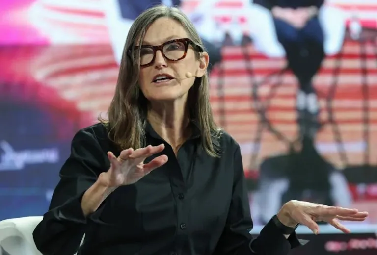 تحول كاثي وود المفاجئ تجاه العملة الرقمية بعد هبوطها الحاد يثير تساؤلات حول ثقة المستثمرين واتجاهات السوق في المرحلة المقبلة