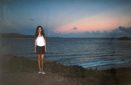 بعد أعوام من الخوف والكتمان تروي امرأة قصتها عن استغلال غيّر ملامح حياتها لتفتح الباب أمام تساؤلات عن الصمت الذي يرافق ضحايا لم يسمع صوتهم بعد