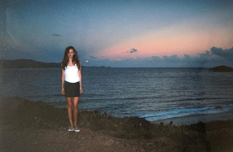 بعد أعوام من الخوف والكتمان تروي امرأة قصتها عن استغلال غيّر ملامح حياتها لتفتح الباب أمام تساؤلات عن الصمت الذي يرافق ضحايا لم يسمع صوتهم بعد