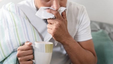 في ظل انشغال العالم بصراعات متلاحقة تتزايد مؤشرات خطر صحي يتسلل بصمت مهددًا حياة الملايين وسط قلق من تأخر إدراك حجمه الحقيقي