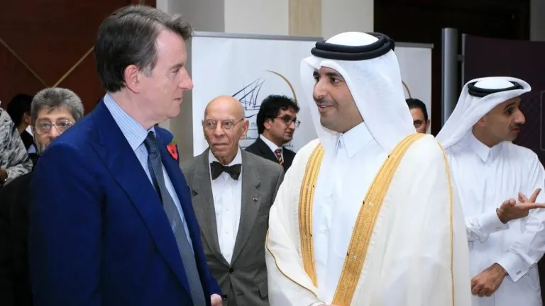 كشفت سجلات رسمية بريطانية أن دولة قطر تستعين بشركة استشارات وضغط سياسي (لوبي) شارك في تأسيسها السياسي البريطاني السابق Peter Mandelson، وذلك للتواصل مع كبار المسؤولين في الحكومة البريطانية