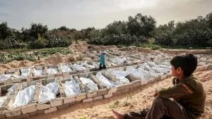 يتشبث الفلسطينيون بخيوط الحياة وسط ضغوط نزع السلاح التي تفتح باب الخطر على مستقبلهم وتثير تساؤلات حول فرص بقائهم وأمنهم الإنساني