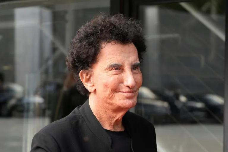 تزايد الجدل في الأوساط السياسية بعد استقالة مفاجئة لمسؤول بارز وسط تحقيقات في فضيحة مالية تثير تساؤلات حول مستقبل الحكومة