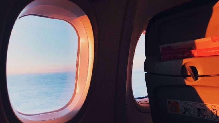 صراع المسافرين على “ستارة الطائرة”: لماذا تندلع المعارك بين الركاب بسبب “قطعة بلاستيك”؟ مشادة تخرج عن السيطرة بين ركاب الرحلة تكشف توترًا متزايدًا في الأجواء ومؤشرات على تحديات خفية تواجه طواقم الطيران أثناء التعامل مع المسافرين