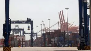 بين “الخلاف والتحالف”.. لماذا باعت “موانئ دبي” حصة من ميناء جدة السعودي في هذا التوقيت؟ اتجاهات جديدة تشهدها حركة التجارة مع إعلان شراكة موسعة في ميناء جدة تفتح آفاق تعاون دولي وتعزز موقع السعودية كمركز بحري محوري في المنطقة