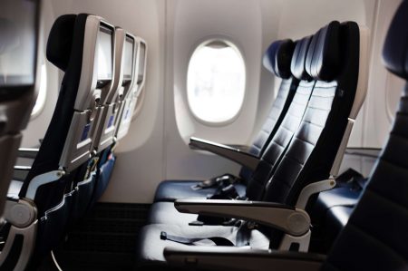 احذر الجلوس هنا! مضيفة طيران سابقة تكشف “أسوأ مقعد” يدمر بشرتك. يؤثّر الطيران على الجسم بطرق متعددة