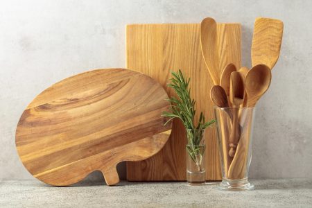 خلف الألوان اللامعة في مطابخنا يدور جدل خفي حول ألواح التقطيع بين ما هو آمن وما قد ينقل التلوث في تفاصيل تمس صحتنا اليومية