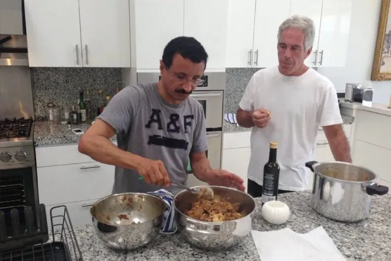 شبكة النفوذ الخفيّة: ماذا تكشف مئات الإيميلات بين الإماراتي سلطان بن سليم وجيفري إبستين؟ ماذا تكشف مئات الإيميلات بين الإماراتي سلطان بن سليم وجيفري إبستين؟