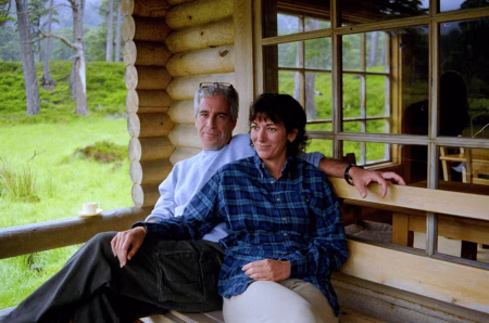 طلب غريب من غيسلين ماكسويل من داخل السجن يعيدها إلى المشهد السياسي الأمريكي