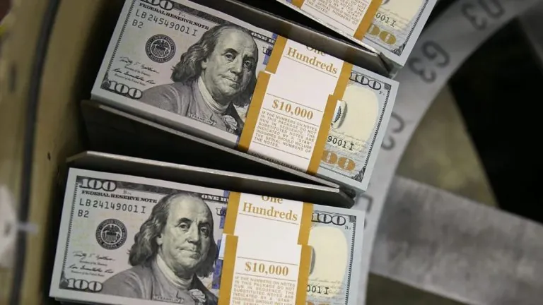 تصاعد القتال بين واشنطن وطهران يثير مخاوف من اهتزاز نفوذ الدولار النفطي الذي منح أمريكا تفوقًا ماليًا عقودًا طويلة وسط تحولات قد تغيّر خريطة القوة الاقتصادية العالمية