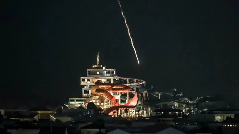 حريق في مركز بيانات لـ«أمازون» بالإمارات وسط توتر إقليمي متصاعد تعطّل مفاجئ في خوادم أمازون يثير تساؤلات حول أمان البيانات واعتماد العالم على بنية سحابية قد تنكشف هشاشتها أمام أي خلل غامض