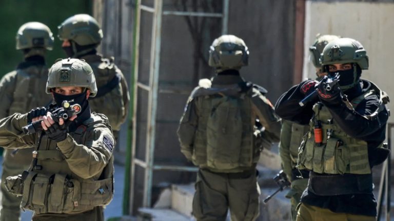 “المشنقة بدلاً من الزنزانة”.. إسرائيل تشرعن “القتل البارد” للفلسطينيين بقانون إعدام عنصري إقرار الكنيست لقانون يجعل الإعدام الحكم الافتراضي على الفلسطينيين يثير تحذيرات منظمات حقوقية من ترسيخ التمييز وتهديد الحق في الحياة داخل الأراضي المحتلة