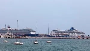 تصاعد التوتر في المنطقة يترك آلاف المسافرين عالقين في البحر وسط مخاوف من تفاقم الأزمة وتأثيرها على حركة الملاحة وسلامة المدنيين