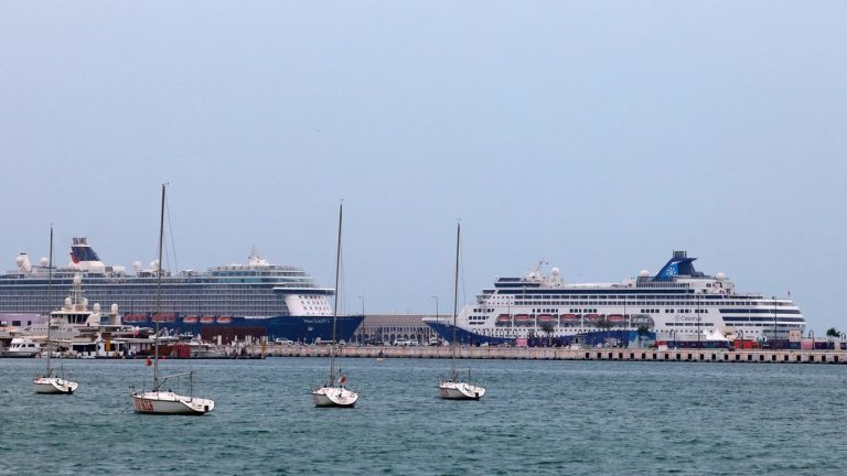 تصاعد التوتر في المنطقة يترك آلاف المسافرين عالقين في البحر وسط مخاوف من تفاقم الأزمة وتأثيرها على حركة الملاحة وسلامة المدنيين