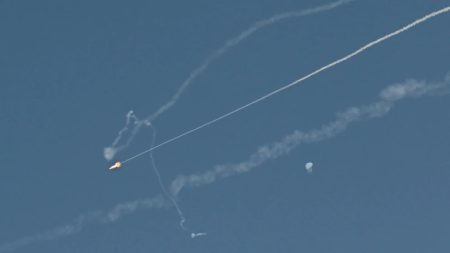 تصاعد القلق في الخليج مع تقلص مخزون الصواريخ الدفاعية ما يضع الحكومات أمام معضلة تأمين أجوائها وسط توترات إقليمية واحتمالات تصعيد جديدة