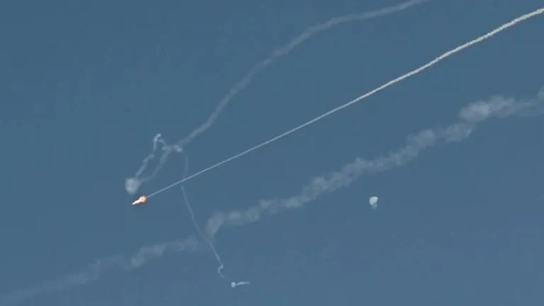 تصاعد القلق في الخليج مع تقلص مخزون الصواريخ الدفاعية ما يضع الحكومات أمام معضلة تأمين أجوائها وسط توترات إقليمية واحتمالات تصعيد جديدة