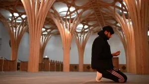 نتائج مثيرة تكشف تحولًا في نظرة المسلمين تجاه انتمائهم لبريطانيا وسط نقاش عام حول الهوية والثقة والانتماء الوطني وتأثيراته على المجتمع البريطاني