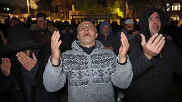 القدس تعيش صمتًا غير مألوف مع إغلاق الأقصى في رمضان وتحول أزقتها إلى فراغ يخشاه أهلها كتلميح لمرحلة جديدة تهدد حضورهم وحقهم في المدينة