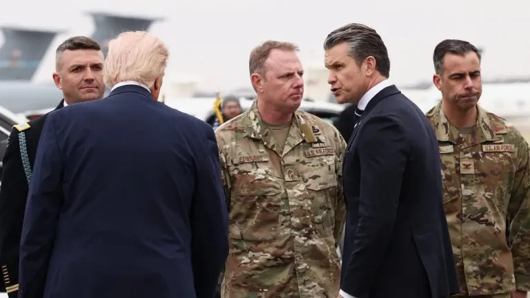 فيتحركات أمريكية مفاجئة في الخليج تعيد التصعيد إلى الواجهة وتثير تساؤلات حول فرص تجنب المواجهة مع إيران وسط قلق من اتساع دائرة التوتر وقتٍ تتصاعد فيه التوترات العسكرية في الشرق الأوسط، أعلنت تقارير أمريكية عن تحركات عسكرية جديدة توحي بأن واشنطن لا تنوي التراجع عن حربها الجارية ضد إيران، رغم تصريحاتها المتكررة عن تحقيق 