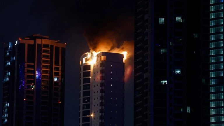 تتصاعد الاضطرابات في البحرين وسط توتر إقليمي متزايد يثير القلق من امتداد تأثيراته إلى الشارع والاقتصاد وأمن المنطقة في لحظة حرجة