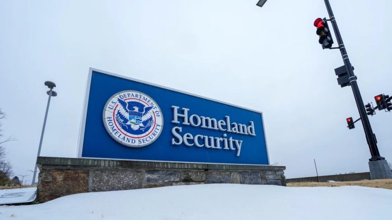 منظمات حقوقية تطالب واشنطن بعدم إنهاء الإقامة المؤقتة للصوماليين وسط مخاوف إنسانية من إعادتهم إلى بلد يعاني الحرب وانهيار الخدمات الأساسية