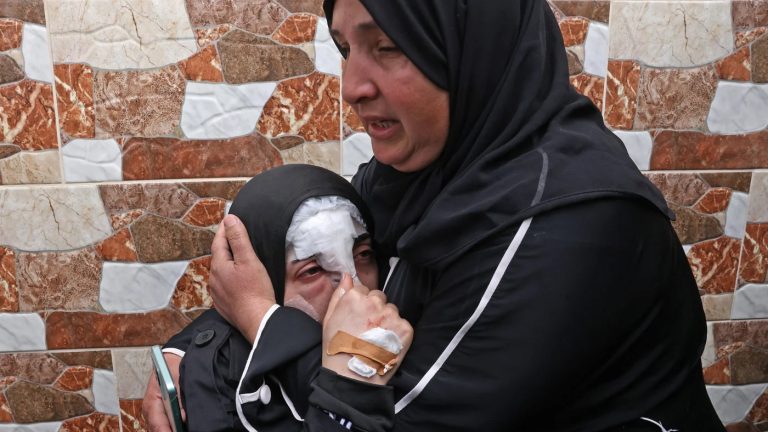 فقدان أربع نساء في بيت عوا يعمّق الخوف بين الفلسطينيين الذين يعيشون وسط حرب بلا ملاجئ أو إنذار بينما تحمي القبة الحديدية المستوطنات القريبة