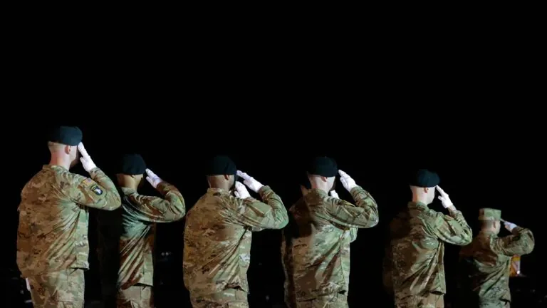 إصابات بين القوات الأمريكية في السعودية: هجوم إيراني دقيق يستهدف قاعدة سلطان الجوية تصاعد التوتر الإقليمي بعد هجوم إيراني أصاب قاعدة الأمير سلطان في السعودية مخلفًا إصابات بين الجنود الأميركيين ومثيرًا تساؤلات حول توازن القوة في المنطقة