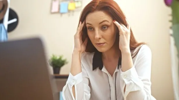 لماذا نفقد أعصابنا بسبب “سفاسف الأمور” عند الضغط؟ علم النفس يفسر ظاهرة القشة الأخيرة حين تفيض الأعصاب لأسباب صغيرة يكون العقل قد بلغ حد الإشباع النفسي ويحذر من الإنهاك الخفي الذي يستنزف طاقتك دون أن تدرك متى تجاوزت حدودك