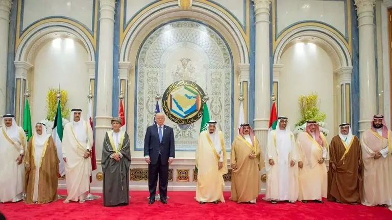 “فاتورة البقاء”: واشنطن تنهي عصر ‘التحالف التاريخي’ وتفرض ضريبة حرب على عواصم الخليج! تزايد التوتر بين واشنطن وحلفائها في الخليج يفتح تساؤلات حول من يتحمل كلفة الأمن وسط تحولات قد تعيد رسم موازين القوى في المنطقة وتأثيرها الاقتصادي العالمي