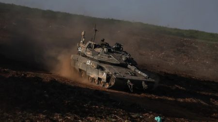 تصاعد المعارك في جنوب لبنان يفاقم النزوح والانقسام بينما تحذيرات أوروبية تشير إلى حرب طويلة قد تعيد البلاد إلى مشهد أكثر قسوة من عام 1982