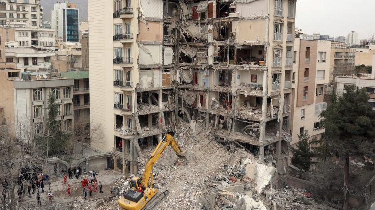 ضغوط أمريكية متزايدة على طهران تترافق مع وساطات إقليمية بحثًا عن مخرج دبلوماسي، فيما تتسارع التحركات العسكرية وتزداد الشكوك حول نوايا واشنطن الحقيقية