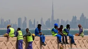 بين ناطحات الزجاج والحرارة العالية تسير حكايات العمال الذين يبقون المدن نظيفة آمنة ومتحركة بينما يظل حضورهم الحقيقي بعيدًا عن الأنظار