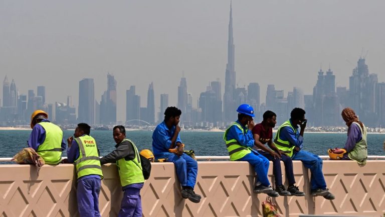 بين ناطحات الزجاج والحرارة العالية تسير حكايات العمال الذين يبقون المدن نظيفة آمنة ومتحركة بينما يظل حضورهم الحقيقي بعيدًا عن الأنظار