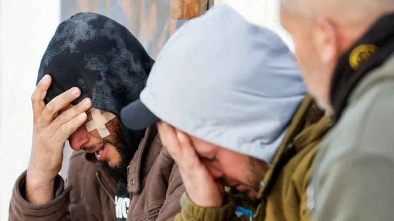 تحت القصف والاشتباكات يعيش الفلسطينيون في الضفة أيامًا تتصاعد فيها المعاناة والخوف مع كل جولة توتر تمتد آثارها إلى المنطقة بأكملها