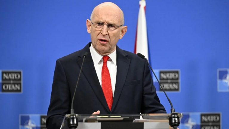 “إيموجي مهرج”.. الخارجية الإسرائيلية تهاجم وزير الدفاع البريطاني “جون هيلي” بسبب تصريحاته عن إيران رمز ساخر نُشر على وسائل التواصل يتحول إلى شرارة أزمة دبلوماسية بين إسرائيل ومسؤول بريطاني وسط تساؤلات حول حدود السخرية في السياسة الخارجية