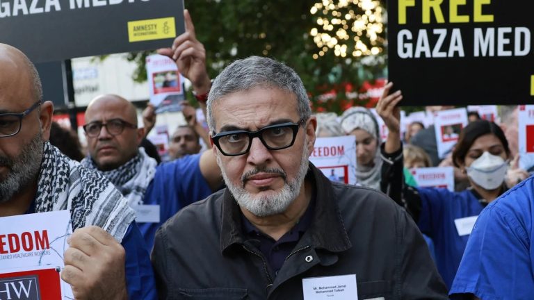 تصاعد الغضب بين الأطباء في بريطانيا مع مطالبة المئات باستقالة قادة الهيئة الطبية بعد طعنهم بحكم برّأ غسان أبو سِتّة في قضية وصفت بأنها مسيّسة