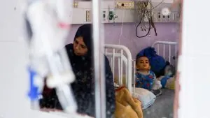 أرواح تتلاشى بصمت في غزة مع استمرار إغلاق معبر رفح وحرمان المرضى من السفر للعلاج بينما تتسع قائمة الانتظار ويتزايد الخطر على من تبقى على قيد الحياة