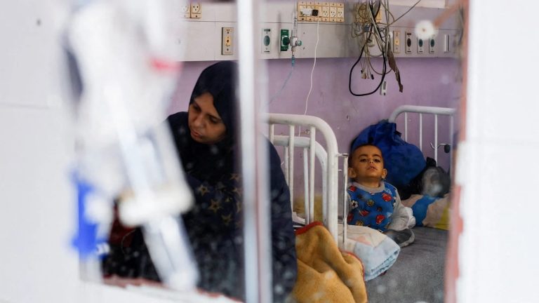 أرواح تتلاشى بصمت في غزة مع استمرار إغلاق معبر رفح وحرمان المرضى من السفر للعلاج بينما تتسع قائمة الانتظار ويتزايد الخطر على من تبقى على قيد الحياة